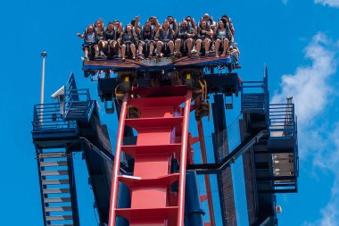 Tampa Körfezi, Florida. 30 Nisan 2019. Busch Gardens Tema Parkı'nda sheikra rollercoaster binmek enyoing insanların heyecanlı yüzleri (11)