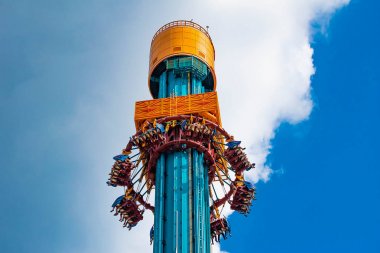 Tampa Körfezi, Florida. 28 Nisan 2019 . Busch Gardens Falcons Fury cazibe de gökyüzünden düşmek (20