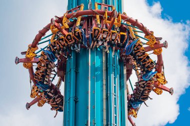 Tampa Körfezi, Florida. 28 Nisan 2019 . Busch Gardens Falcons Fury cazibe de gökyüzünden düşmek (4)