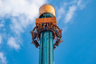 Tampa Körfezi, Florida. 28 Nisan 2019 . Busch Gardens Falcons Fury cazibe de gökyüzünden düşmek (5)