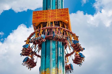 Tampa Körfezi, Florida. 28 Nisan 2019 . Busch Gardens Falcons Fury cazibe de gökyüzünden düşmek (9)