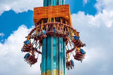 Tampa Körfezi, Florida. 28 Nisan 2019 . Busch Gardens Falcons Fury cazibe de gökyüzünden düşmek (10)