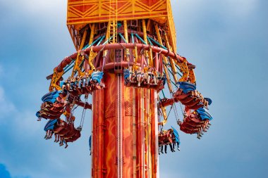 Tampa Körfezi, Florida. 28 Nisan 2019 . Busch Gardens Falcons Fury cazibe de gökyüzünden düşmek (8)