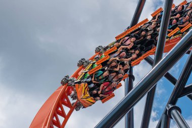 Tampa Körfezi, Florida. 30 Nisan 2019 . Busch Gardens 'da Dicle rollercoaster'ın tadını çıkaran lar (3).