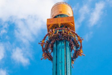 Tampa Körfezi, Florida. 28 Nisan 2019 . Busch Gardens Falcons Fury cazibe de gökyüzünden düşmek (6)