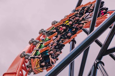 Tampa Körfezi, Florida. 30 Nisan 2019 . Busch Gardens'ta Dicle rollercoaster'da yenilikçi bir deneyim yaşayan insanlar (1)