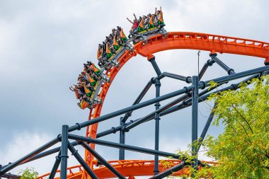 Tampa Körfezi, Florida. 30 Nisan 2019 . Busch Gardens'ta Dicle rollercoaster'da yenilikçi bir deneyim yaşayan insanlar..