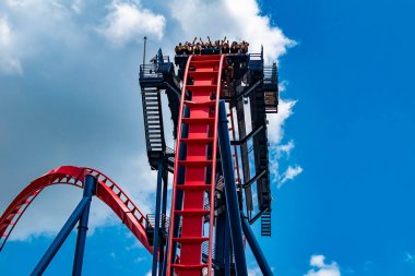 Tampa Körfezi, Florida. 30 Nisan 2019 . İnsanlar Busch Gardens (13) müthiş Sheikra rollercoaster zevk)