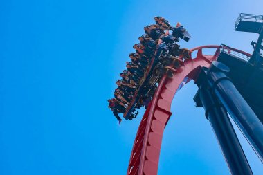 Tampa Körfezi, Florida. 30 Nisan 2019 . İnsanlar Busch Gardens (2) müthiş Sheikra rollercoaster zevk)