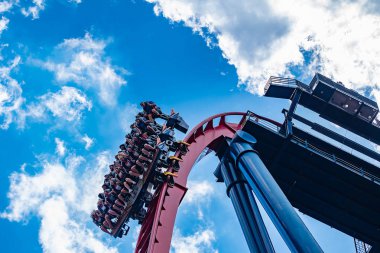 Tampa Körfezi, Florida. 30 Nisan 2019 . İnsanlar Busch Gardens müthiş Sheikra rollercoaster zevk (1)