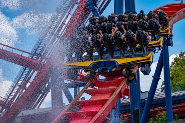Tampa Körfezi, Florida. 30 Nisan 2019 . Sheikra roller coaster Busch Gardens onu binmek sıçrayan (3)