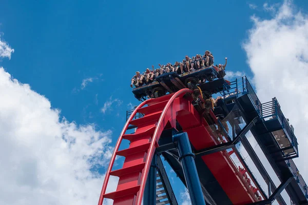 Tampa Körfezi, Florida. 30 Nisan 2019. Busch Gardens Tema Parkı'nda sheikra rollercoaster binmek enyoing insanların heyecanlı yüzleri (1)