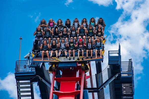Tampa Körfezi, Florida. 30 Nisan 2019. Busch Gardens Tema Parkı'nda sheikra rollercoaster binmek enyoing insanların heyecanlı yüzleri (10)