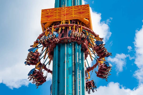 Tampa Körfezi, Florida. 28 Nisan 2019 . Busch Gardens Falcons Fury cazibe de gökyüzünden düşmek (1)