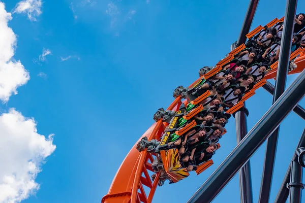 Tampa Körfezi, Florida. 30 Nisan 2019 . Busch Gardens 'da Dicle rollercoaster'ın tadını çıkaran lar (6)