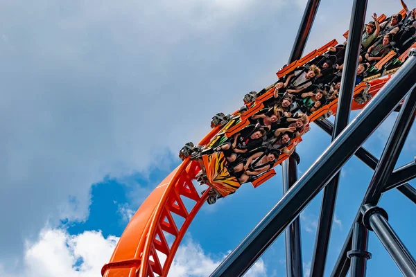 Tampa Körfezi, Florida. 30 Nisan 2019 . Busch Gardens 'da Dicle rollercoaster'ın tadını çıkaran lar (5)