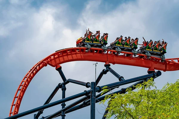 Tampa Körfezi, Florida. 30 Nisan 2019 . Busch Gardens'ta Dicle rollercoaster'da yenilikçi bir deneyim yaşayan insanlar (4)