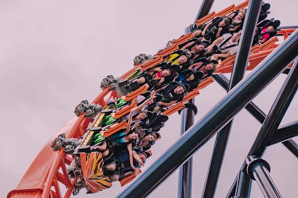 Tampa Körfezi, Florida. 30 Nisan 2019 . Busch Gardens'ta Dicle rollercoaster'da yenilikçi bir deneyim yaşayan insanlar (1)