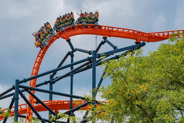 Tampa Körfezi, Florida. 30 Nisan 2019 . Busch Gardens'ta Dicle rollercoaster'da yenilikçi bir deneyim yaşayan insanlar (5)