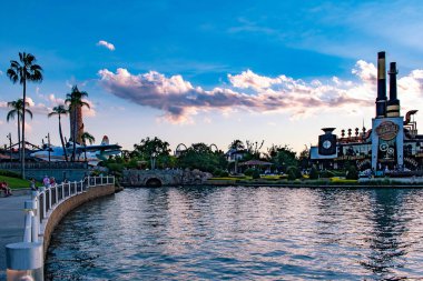 Orlando, Florida. 21 Mayıs 2019. Vintage uçak panoramik görünümü, Island of Adventure deniz feneri ve Universal Studios alanında Çikolata Emporium restoran 