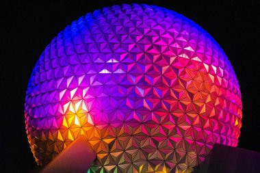 Orlando, Florida. 03 Haziran 2019.Walt Disney World Epcot'ta renkli ve ışıklı küre Uzay Gemisi Dünya cazibe sinin en iyi görünümü (5)