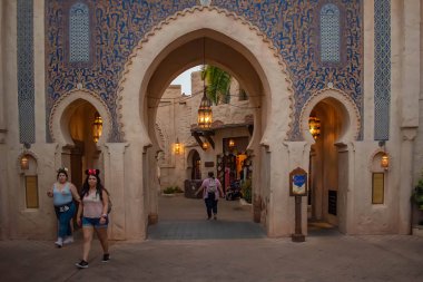 Orlando, Florida. 16 Mayıs. 2019. Walt Disney World'de Epcot'ta Fas Pavillion'da yürüyen ler (2).
