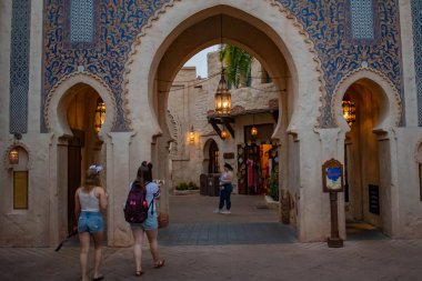 Orlando, Florida. 16 Mayıs. 2019. Walt Disney World'de Epcot'ta Fas Pavillion'da yürüyen ler (1)
