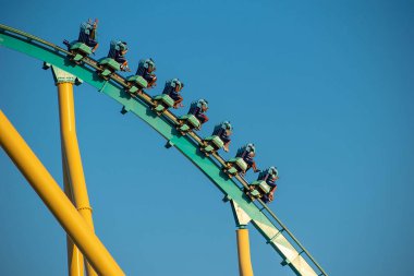 Orlando, Florida. İnsanlar Uluslararası Drive alanında Seaworld eğlenceli inanılmaz Kraken rollercoaster (5)