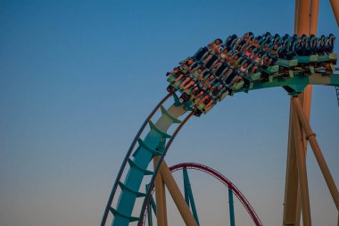 Orlando, Florida. İnsanlar Uluslararası Drive alanında Seaworld eğlenceli inanılmaz Kraken rollercoaster (3)