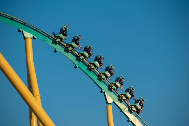 Orlando, Florida. İnsanlar Uluslararası Drive alanında Seaworld eğlenceli inanılmaz Kraken rollercoaster (6)