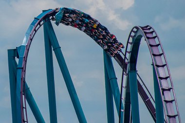 Orlando, Florida. 05 Haziran 2019 Uluslararası Drive alanında Seaworld'de inanılmaz Mako rollercoaster eğlenen insanlar (4)