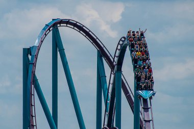 Orlando, Florida. 05 Haziran 2019 Uluslararası Drive alanında Seaworld'de inanılmaz Mako rollercoaster eğlenen insanlar (6)