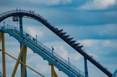 Orlando, Florida. 05 Haziran 2019. Seaworld (3) lightblue bulutlu gökyüzü arka plan üzerinde eğlenceli inanılmaz Mako rollercoaster sahip)