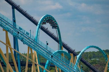 Orlando, Florida. 05 Haziran 2019. İnsanlar International Drive alanında Seaworld Kraken rollercoaster zevk aşağı yüz (1).