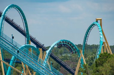 Orlando, Florida. 05 Haziran 2019. İnsanlar International Drive alanında Seaworld Kraken rollercoaster zevk aşağı yüz (2)