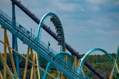 Orlando, Florida. 05 Haziran 2019. İnsanlar International Drive alanında Seaworld Kraken rollercoaster zevk aşağı yüz (3).