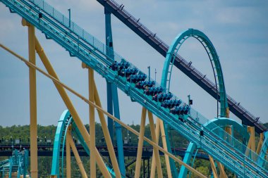 Orlando, Florida. 05 Haziran 2019. Seaworld'de Mako rollercoaster ve Kraken rollercoaster kısmi görünümü zevk İnsanlar (2)