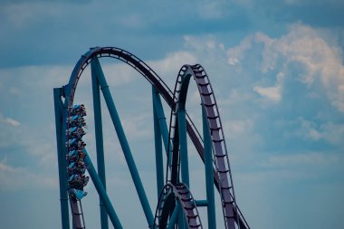 Orlando, Florida. 06 Haziran 2019 Uluslararası Drive alanında Seaworld'de inanılmaz Mako rollercoaster eğlenen insanlar (3).