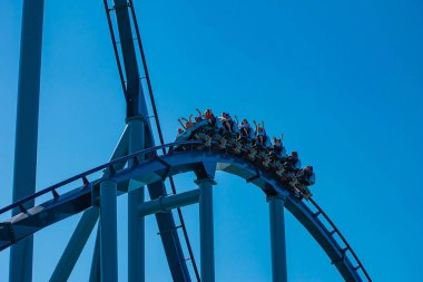 Orlando, Florida. 25 Mayıs 2019. Seaworld'de Mako rollercoaster'ın keyfini çıkaran lar (3)