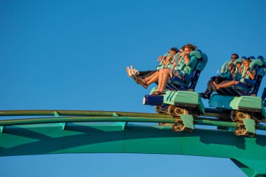Orlando, Florida. 31 Mayıs 2019. İnsanlar International Drive alanında Seaworld müthiş Kraken rollercoaster zevk (7)
