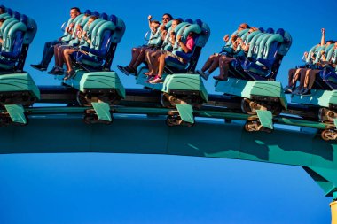 Orlando, Florida. 31 Mayıs 2019. İnsanlar International Drive alanında Seaworld müthiş Kraken rollercoaster zevk (12)