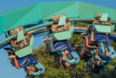 Orlando, Florida. 31 Mayıs 2019. İnsanlar International Drive alanında Seaworld müthiş Kraken rollercoaster zevk (14)