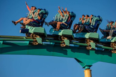 Orlando, Florida. 31 Mayıs 2019. İnsanlar International Drive alanında Seaworld müthiş Kraken rollercoaster zevk (17).