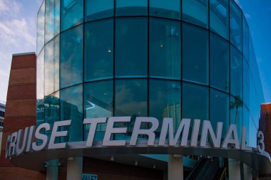 Tampa Körfezi, Florida. 28 Nisan 2019 . Cruise Terminal 3 Port Tampa Bay (2)