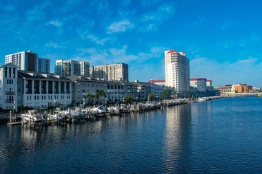 Tampa Körfezi, Florida. 28 Nisan 2019 . Lightblue gökyüzü arka plan üzerinde Harbour Island dockside lüks tekneler (4).