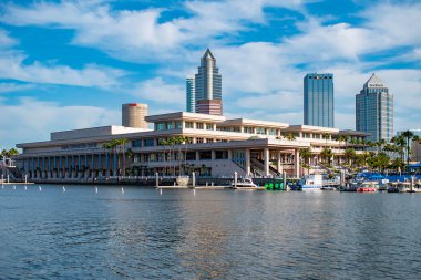 Tampa Körfezi, Florida. 28 Nisan 2019 . Lightblue bulutlu gökyüzü arka plan üzerinde Tampa Kongre Merkezi panoramik görünümü (1)