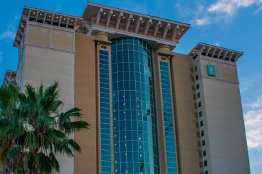 Tampa Körfezi, Florida. 28 Nisan 2019 . Şehir merkezinde açık mavi gökyüzü arka plan üzerinde Tampa Marriott Water Street Panoramik görünümü (3).