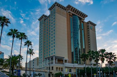 Tampa Körfezi, Florida. 28 Nisan 2019. Embassy Suites Kongre Merkezi lightblue gökyüzü bulutlu arka plan..