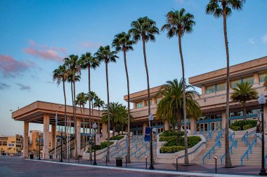 Tampa Körfezi, Florida. 28 Nisan 2019. Tampa Kongre Merkezi ve gündoğumu arka plan palmiye ağaçları (1)