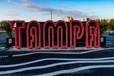 Tampa Körfezi, Florida. 28 Nisan 2019. Şehir merkezinde Kırmızı Tampa İşareti..